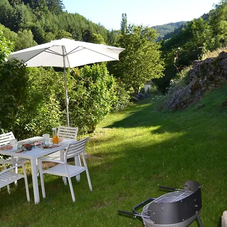 With Terrace * Villeneuve-d'Allier