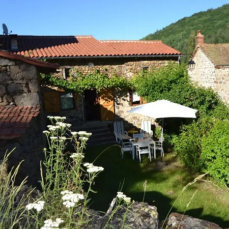 With Terrace * Villeneuve-d'Allier